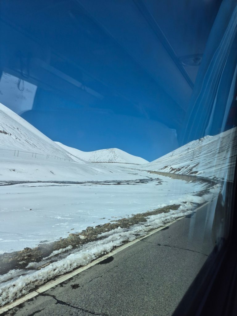 Drive up Nagenla Snow Mountain Pass