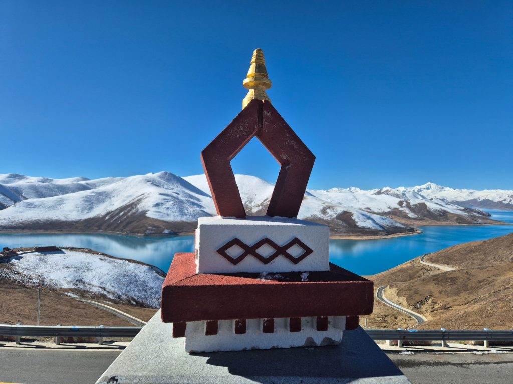 Yamdrok Tso Lake viewpoint from above