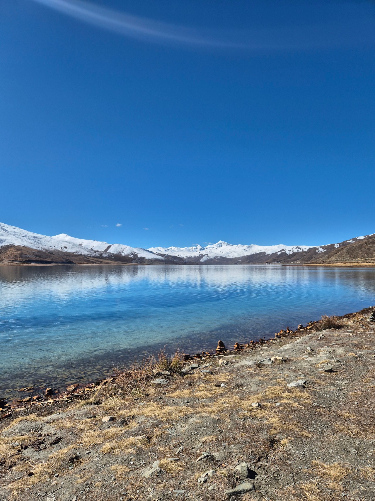 Turquoise waters of Yamdrok Tso sacred lake