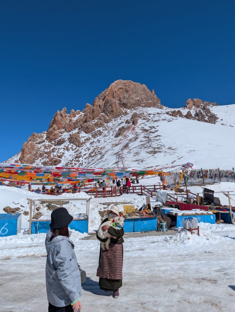Photo with lamb at Nagenla Pass